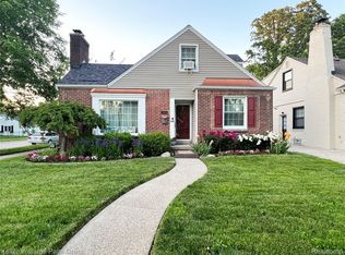 1466 Hampton Rd, Grosse Pointe Woods, MI 48236