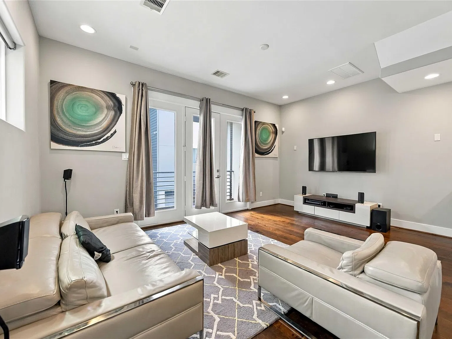3 bed, 3.5 bath, 1838 sqft, $3,200 — Photo 1