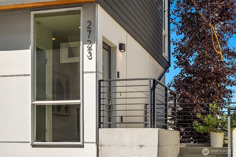 5th image of 2723 Yale Terrace Avenue E