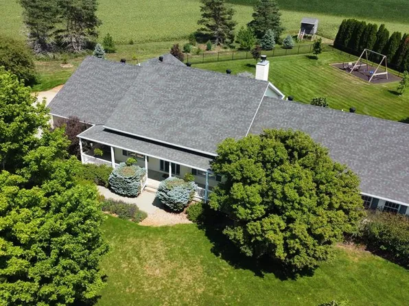 806 S A Rd, Doniphan, NE 68832