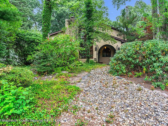 2nd image of 517 Hemlock Hill Drive