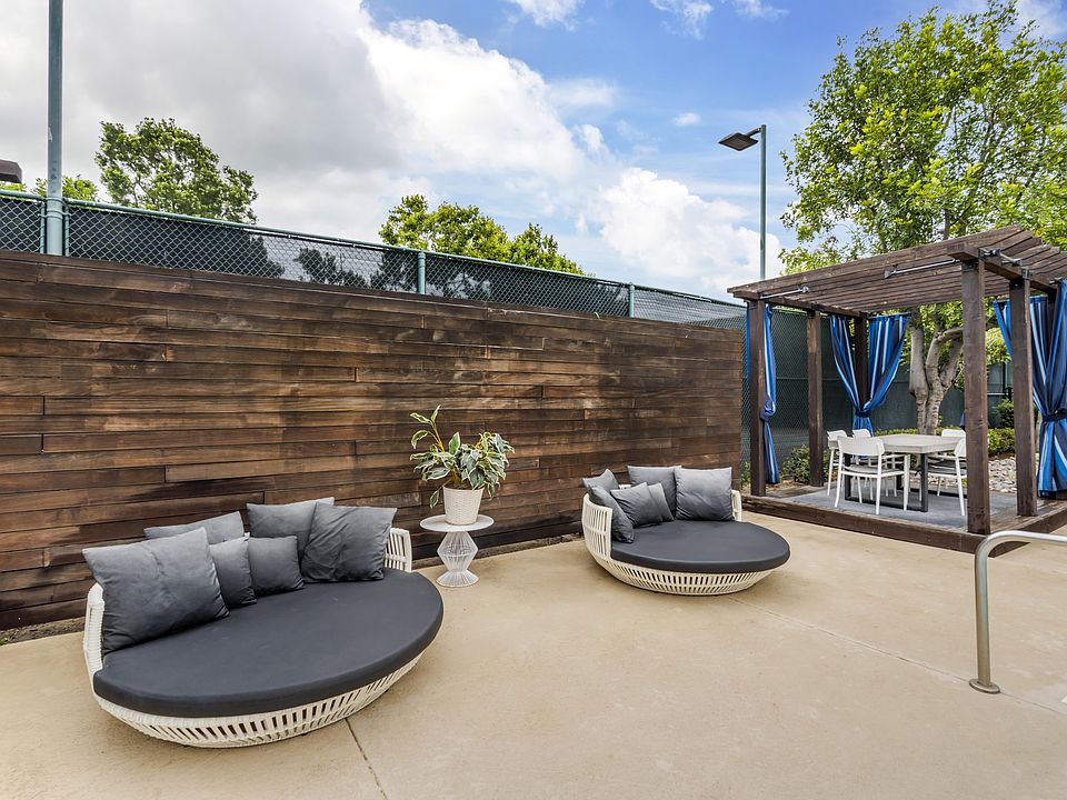 Lounge in comfort and soak up the sun on The Summit''s spacious pool deck, complete with plenty of inviting lounge chairs perfect for relaxing under the California sky.
