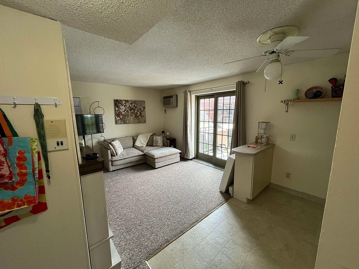 Building Photo - 520 E Washington Ave #304