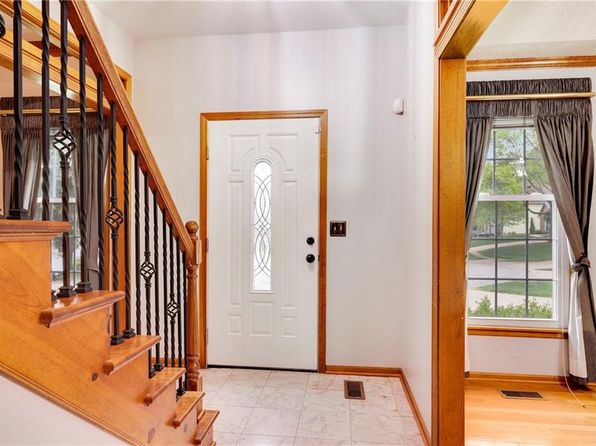 8346 Oakview Cir, Lenexa, KS 66215