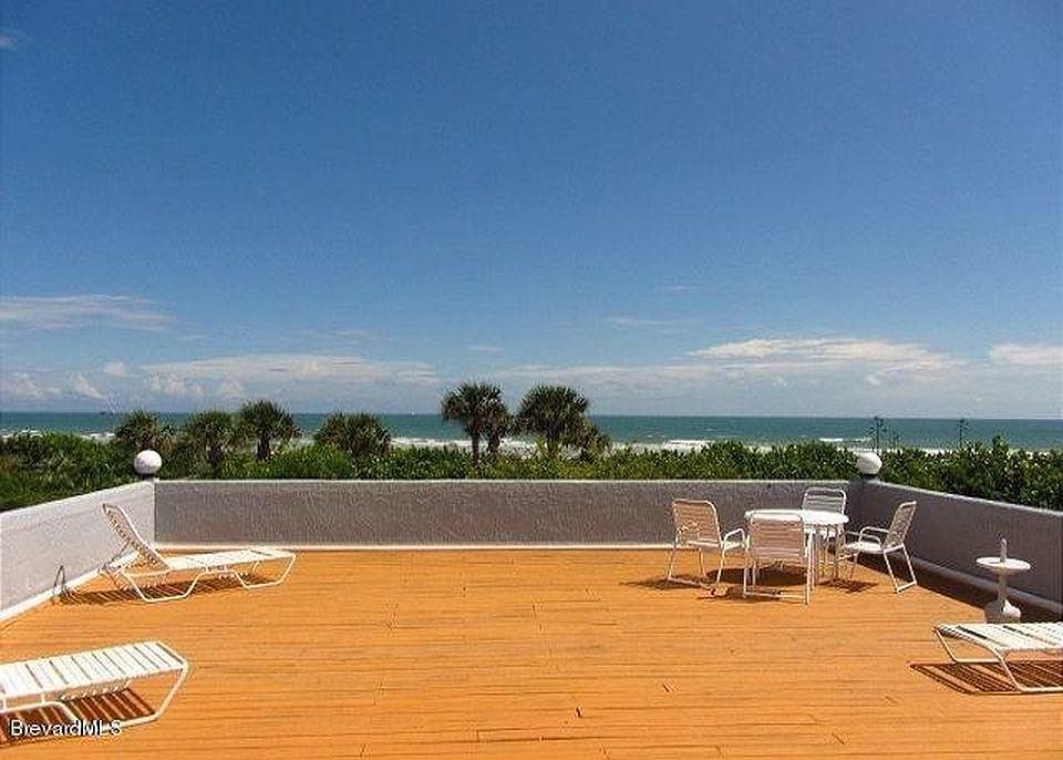 HUGE OCEAN FRONT DECK