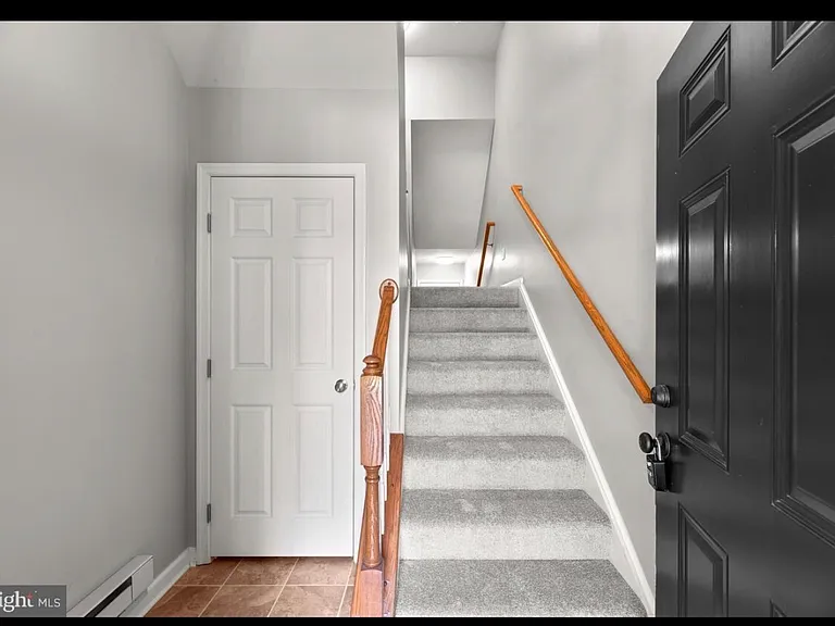 1604 Hardwick Ct — Photo 2