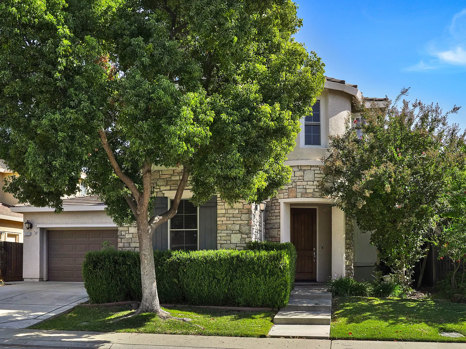 5 bed, 2875 sqft, $4,888 — Photo 2