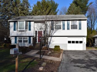 5036 Briarledge Rd, North Syracuse, NY 13212