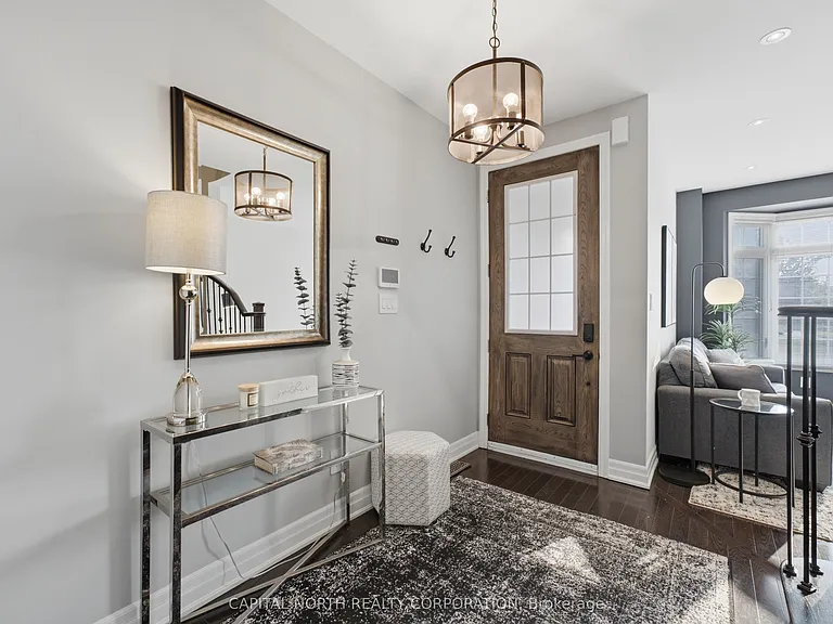 18 Alex Campbell Cres — Photo 3