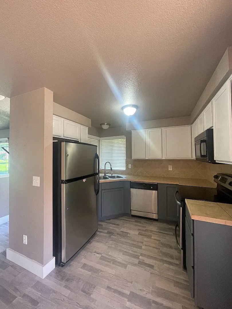 Cute 3 bedroom, 1 bath home located in The Meadows! — Photo 3