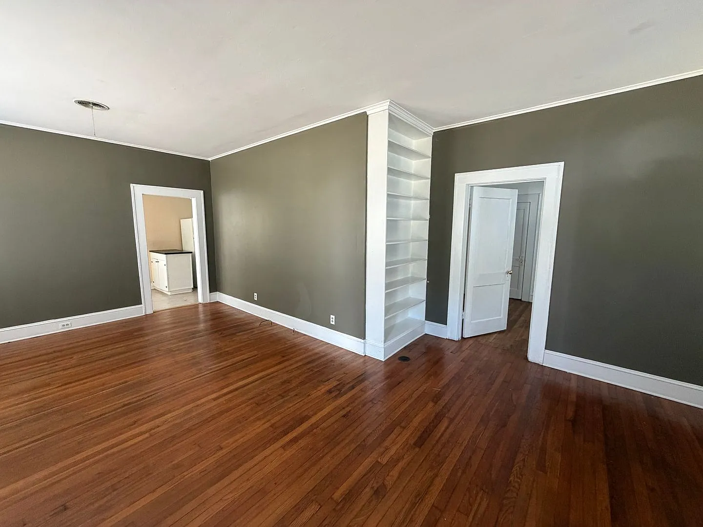 Beautiful 3 Bedroom Home in Broadmoor — Photo 3