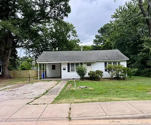 1642 N Oakland Ave Photo 1