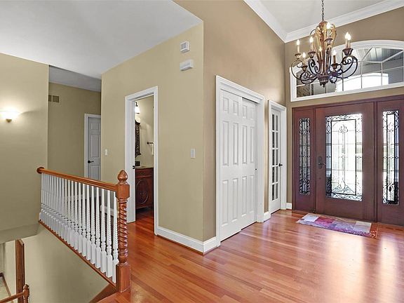 5th image of 3028 Sunset Hills Blvd S