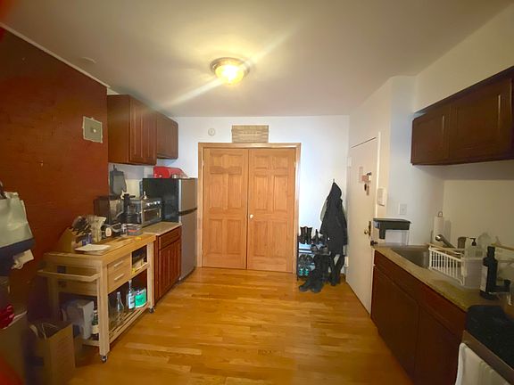 5th image of 261 E 10th St APT 5