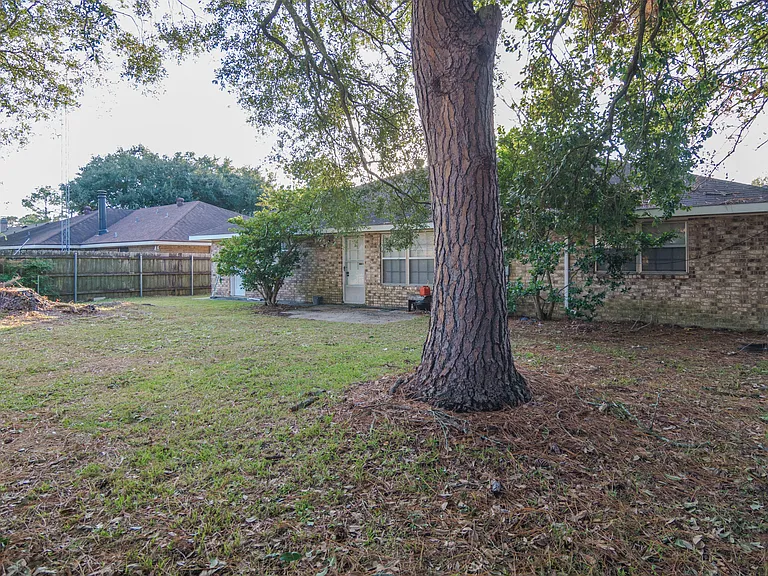 111 Valencia Dr — Photo 13