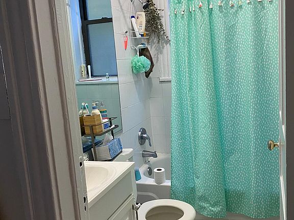 5th image of 1902 W Cortland St APT 2F