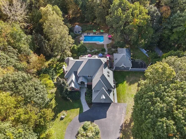 12 Breezy Point Rd, Acton, MA 01720