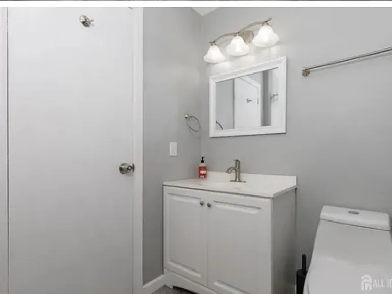42 Norwich Pl — Photo 2