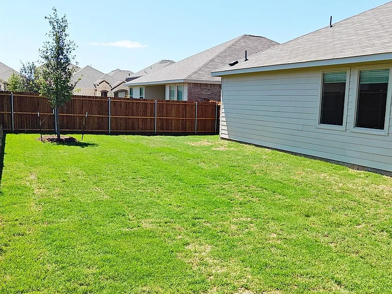 8404 Honeylocust St — Photo 23