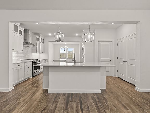 Kitchen with vast island pendant lights