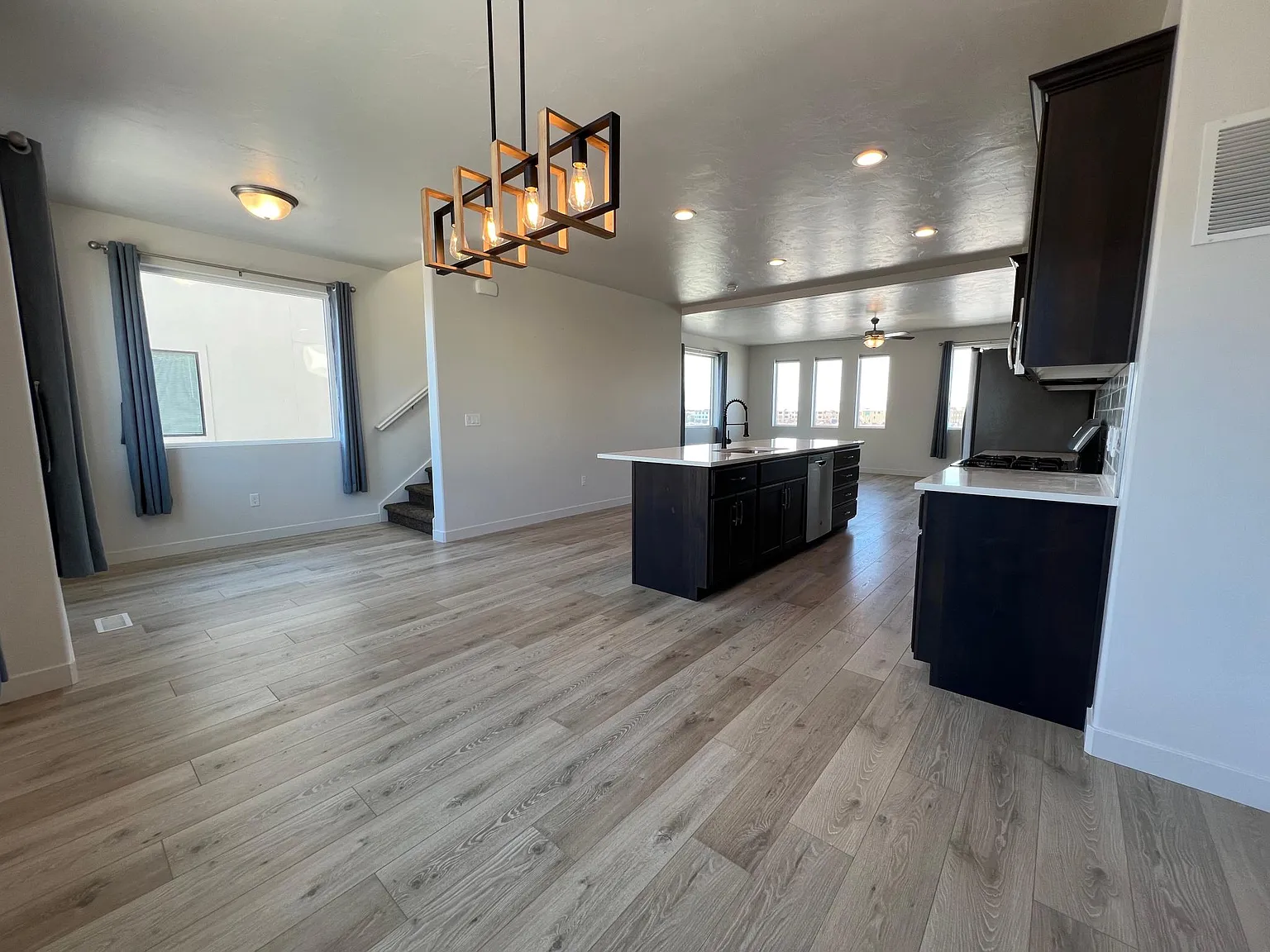 4 bed, 2000 sqft, $2,250 — Photo 3