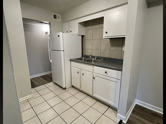 5th image of 204 Marshall Ave APT 11