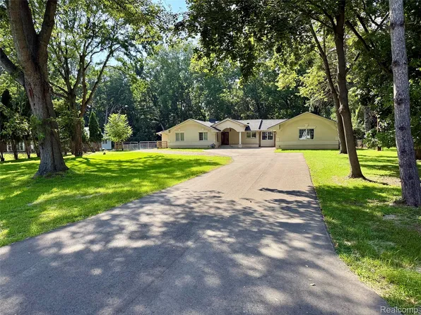 22235 Maplewood Dr, Southfield, MI 48033