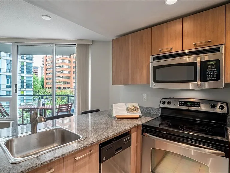 1212 Howe St #404 — Photo 4