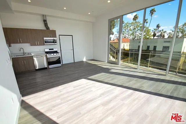 2016 Rodney Dr #201 — Photo 3