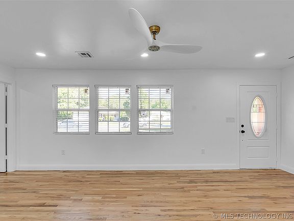 3rd image of 1509 N Oswego Ave