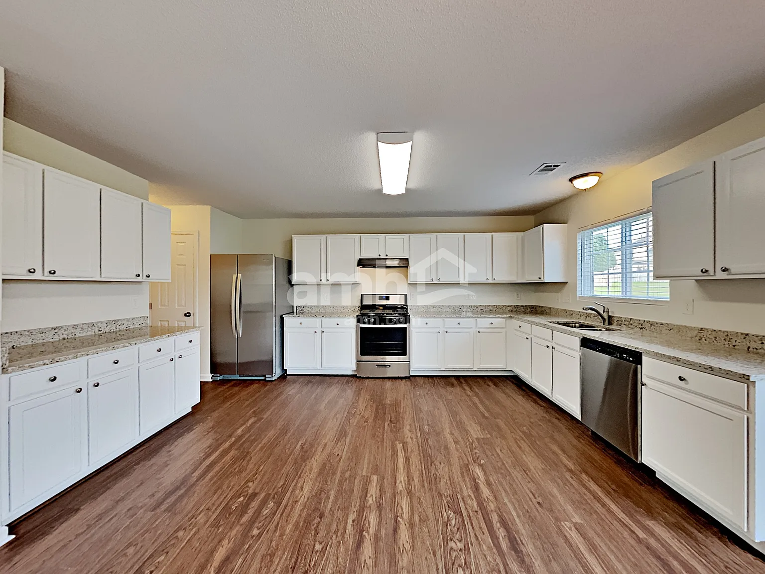 3 bed, 2.5 bath, 2208 sqft, $2,350 — Photo 3