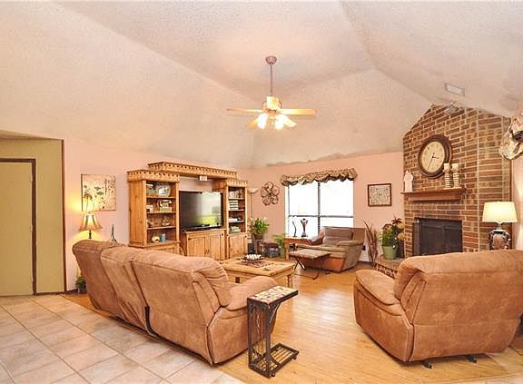3rd image of 822 Johnston Ln