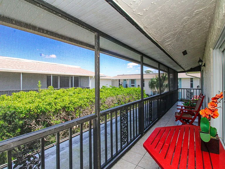 239 Palm Dr #2 — Photo 4