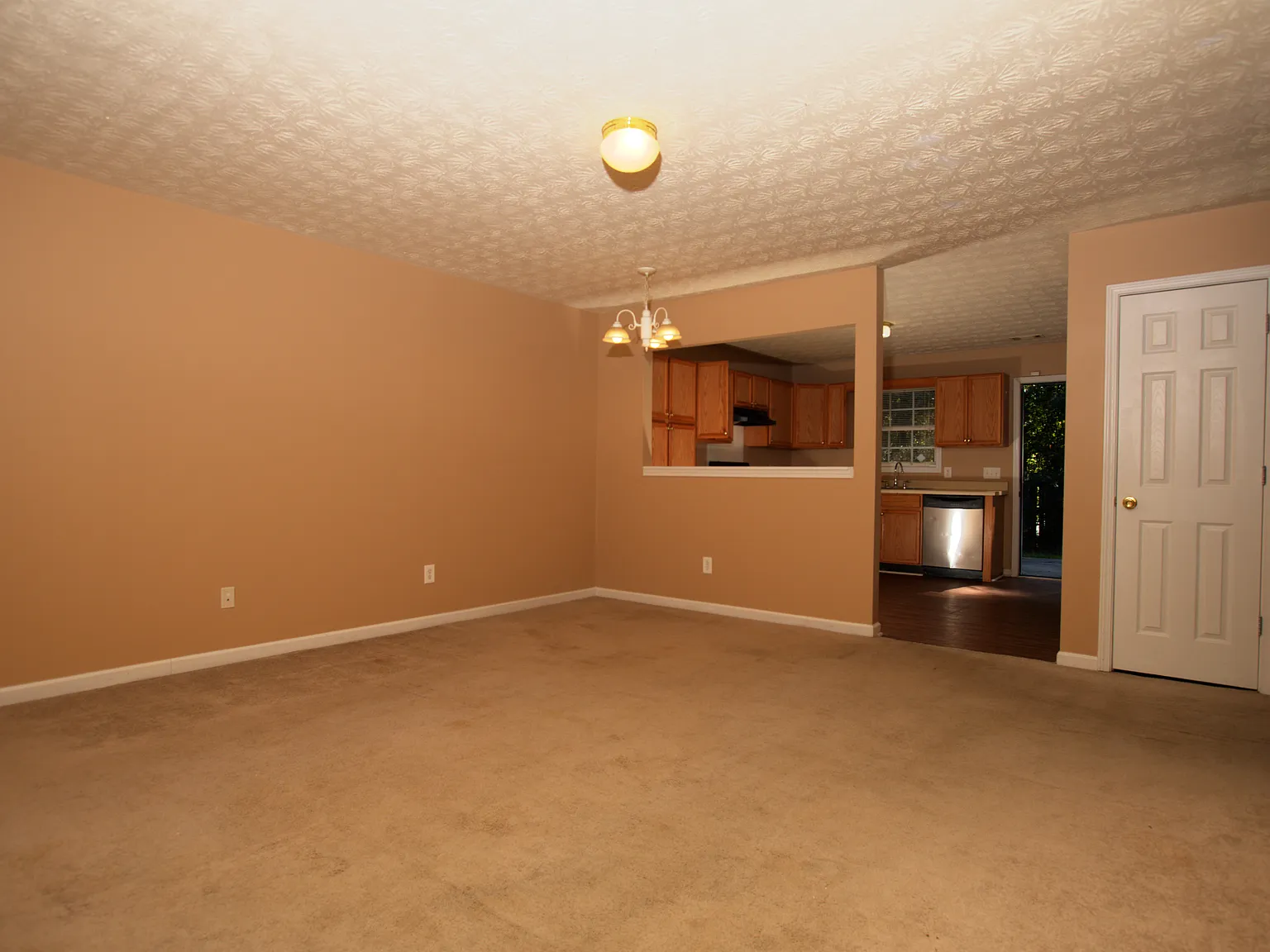 3 bed, 1210 sqft, $1,350 — Photo 2