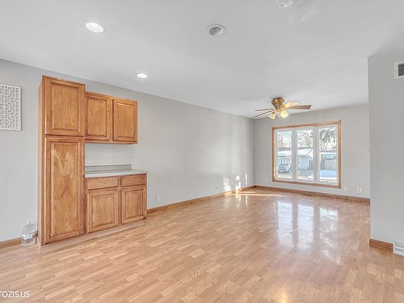 4th image of 212 Pell Ave