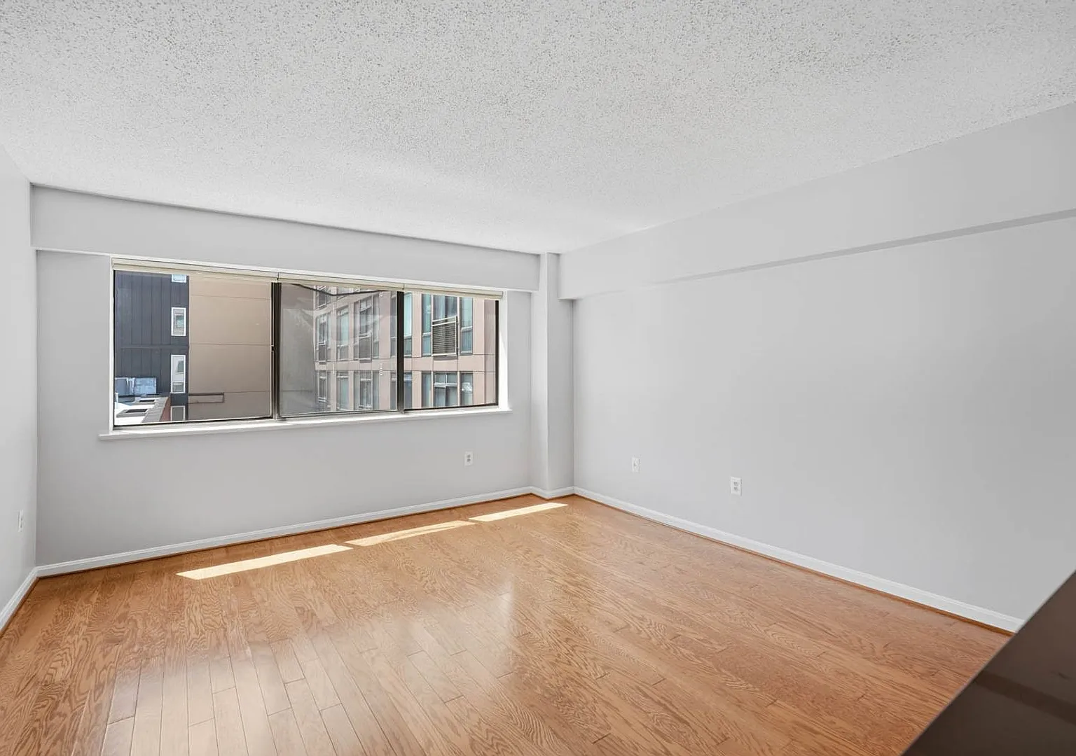 Logan Circle Condo | 1 Bed | 1 Bath | 625 Sf — Photo 2