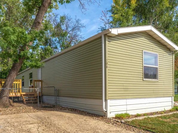 208 E Coyote St, Mandan, ND 58554