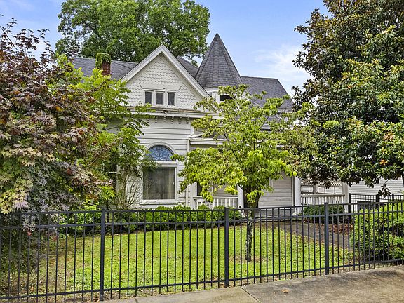 2nd image of 658 Higgins St