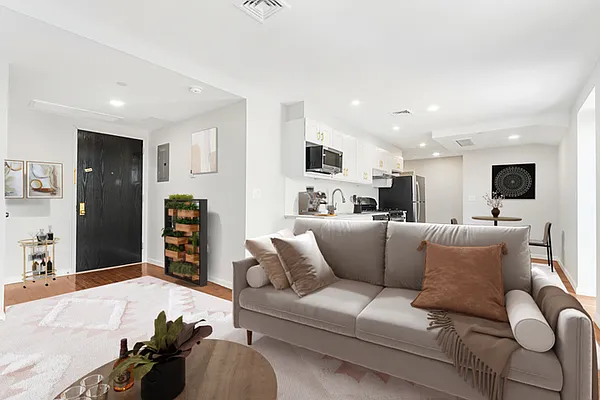 Rented by REZI | media 22