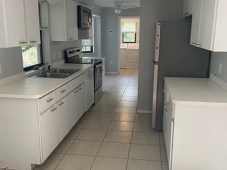 1058 Windsor Ter — Photo 3