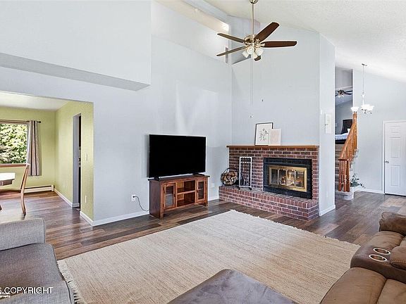 4th image of 1506 Toyon Way