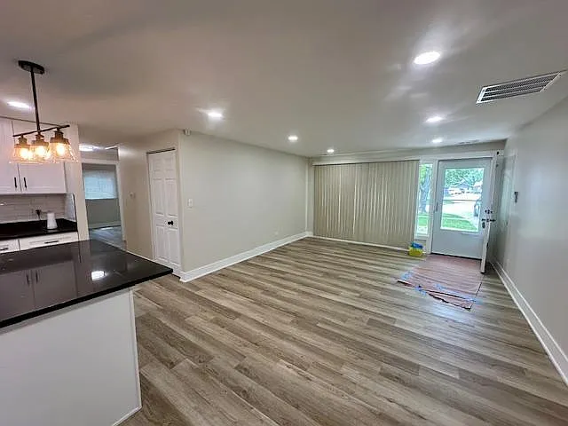 1707 Winthrop Ln — Photo 2