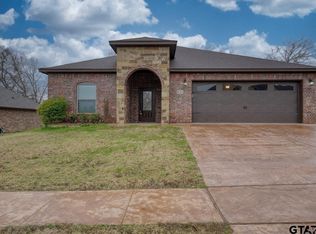 692 Linus Ln, Lindale, TX 75771