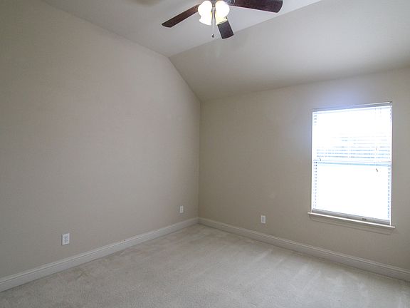 5th image of 215 Wooded Creek Ave