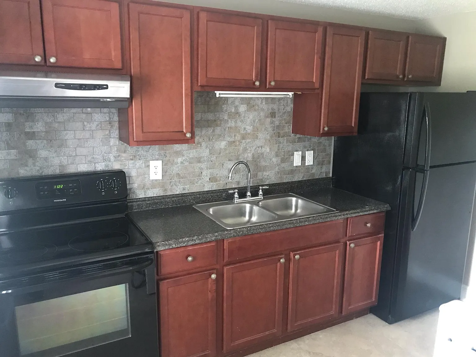 2 bed, 970 sqft, $1,350 — Photo 1
