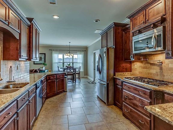 5th image of 217 Hawthorn Dr