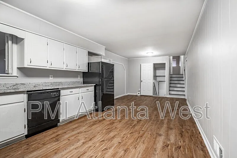 5 bed, 3.0 bath, 1976 sqft, $2,000 — Photo 4