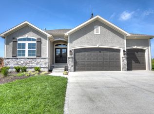 4302 Lakeview Ter, Basehor, KS 66007