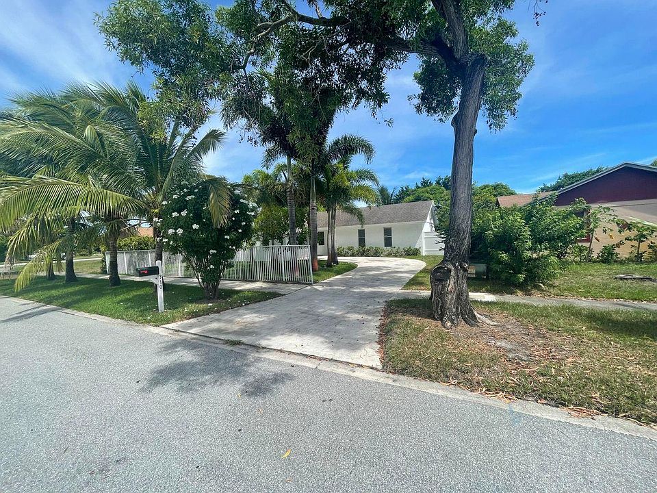 1st image of 309 Elaine Cir W