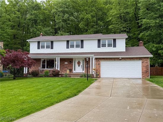 8208 Valley Ln, Parma, OH 44130